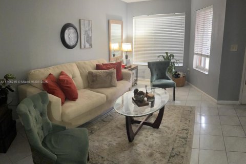 Touwnhouse à vendre à Miami, Floride: 3 chambres, 116.13 m2 № 1860304 - photo 12