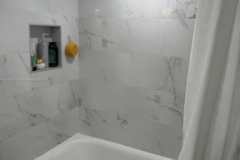 Touwnhouse à vendre à Miami, Floride: 3 chambres, 116.13 m2 № 1860304 - photo 20