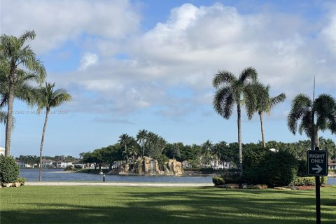 Copropriété à vendre à Doral, Floride: 3 chambres, 231.33 m2 № 1968127 - photo 3