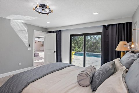 House in Saint Petersburg, Florida 5 bedrooms, 258.73 sq.m. № 1566067 - photo 21