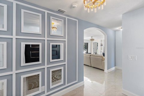 House in Saint Petersburg, Florida 5 bedrooms, 258.73 sq.m. № 1566067 - photo 3