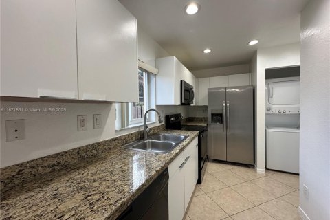 Townhouse in Hallandale Beach, Florida 3 bedrooms, 134.71 sq.m. № 1897914 - photo 1