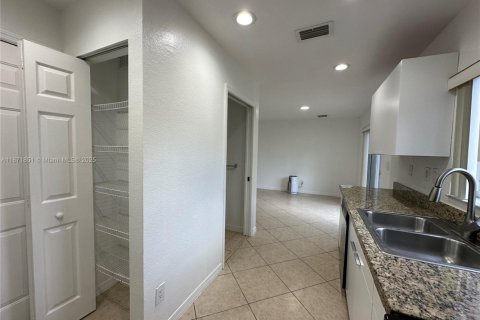 Townhouse in Hallandale Beach, Florida 3 bedrooms, 134.71 sq.m. № 1897914 - photo 5