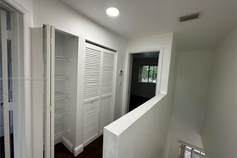 Townhouse in Hallandale Beach, Florida 3 bedrooms, 134.71 sq.m. № 1897914 - photo 20