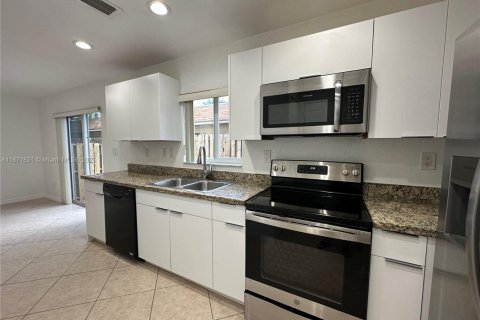 Townhouse in Hallandale Beach, Florida 3 bedrooms, 134.71 sq.m. № 1897914 - photo 4