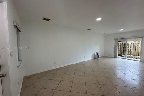 Townhouse in Hallandale Beach, Florida 3 bedrooms, 134.71 sq.m. № 1897914 - photo 11