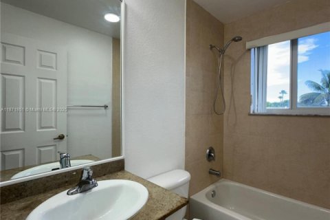 Townhouse in Hallandale Beach, Florida 3 bedrooms, 134.71 sq.m. № 1897914 - photo 15