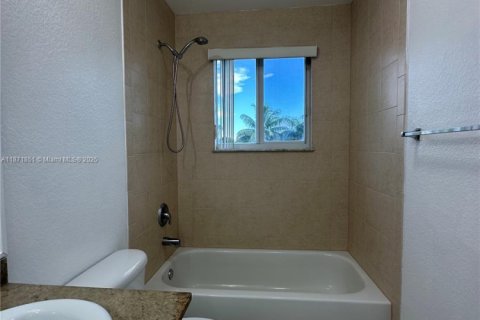 Townhouse in Hallandale Beach, Florida 3 bedrooms, 134.71 sq.m. № 1897914 - photo 14