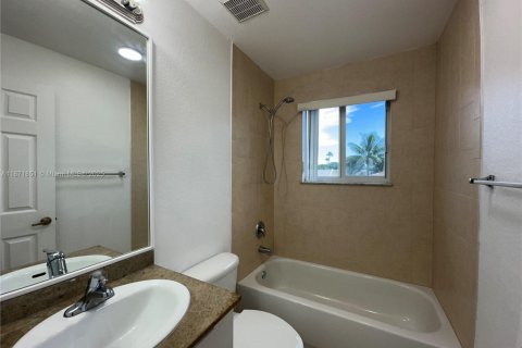 Townhouse in Hallandale Beach, Florida 3 bedrooms, 134.71 sq.m. № 1897914 - photo 13