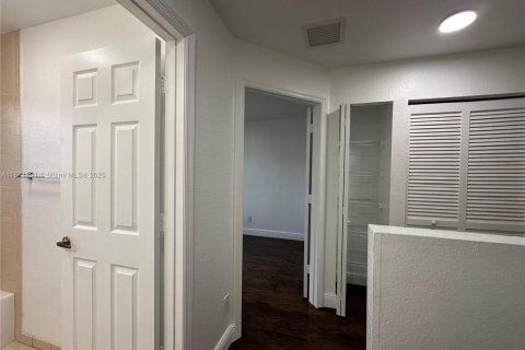Townhouse in Hallandale Beach, Florida 3 bedrooms, 134.71 sq.m. № 1897914 - photo 16