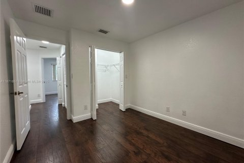 Townhouse in Hallandale Beach, Florida 3 bedrooms, 134.71 sq.m. № 1897914 - photo 23