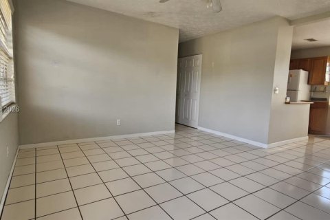 Villa ou maison à vendre à Port St. Lucie, Floride: 3 chambres, 89.19 m2 № 2024076 - photo 4