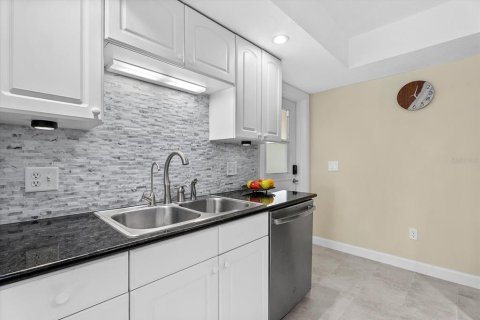 Condo in Nokomis, Florida, 2 bedrooms  № 2121477 - photo 9