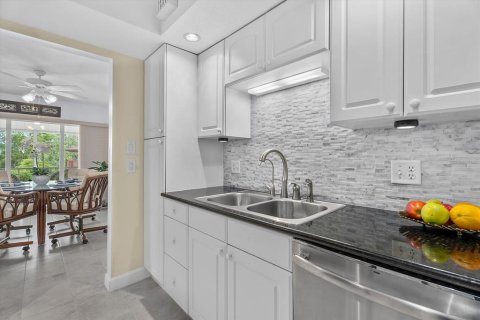 Condo in Nokomis, Florida, 2 bedrooms  № 2121477 - photo 8