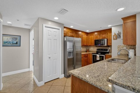 Condo in Daytona Beach Shores, Florida, 3 bedrooms № 2167053 - photo 17