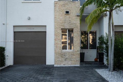 Touwnhouse à vendre à Miami, Floride: 3 chambres, 176.33 m2 № 1955709 - photo 1