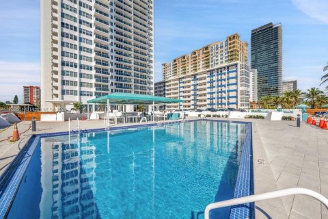 Condominio en venta en Hallandale Beach, Florida, 2 dormitorios, 102.19 m2 № 1627899 - foto 23