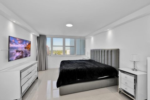 Condominio en venta en Hallandale Beach, Florida, 2 dormitorios, 102.19 m2 № 1627899 - foto 16