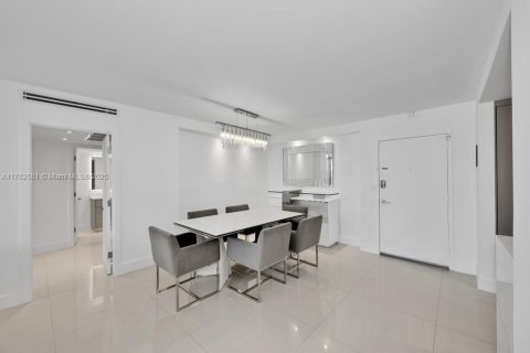 Condominio en venta en Hallandale Beach, Florida, 2 dormitorios, 102.19 m2 № 1627899 - foto 5