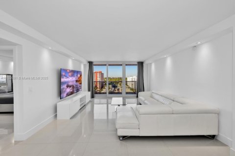 Condominio en venta en Hallandale Beach, Florida, 2 dormitorios, 102.19 m2 № 1627899 - foto 1