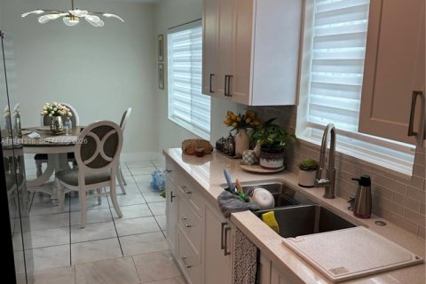 Casa en venta en Hollywood, Florida, 2 dormitorios, 106.19 m2 № 1999051 - foto 9