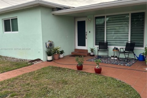 Casa en venta en Hollywood, Florida, 2 dormitorios, 106.19 m2 № 1999051 - foto 2