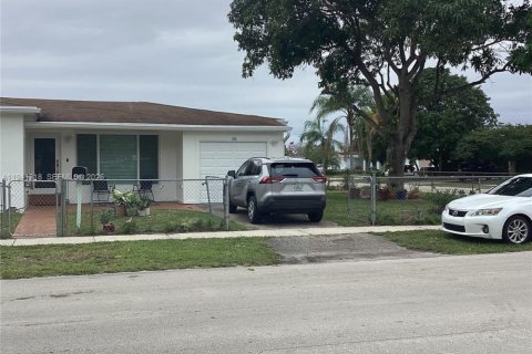 House in Hollywood, Florida 2 bedrooms, 106.19 sq.m. № 1999051 - photo 21