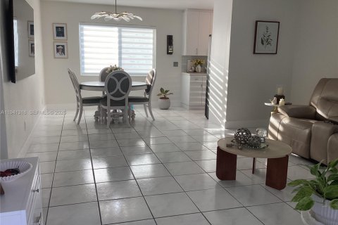 House in Hollywood, Florida 2 bedrooms, 106.19 sq.m. № 1999051 - photo 23