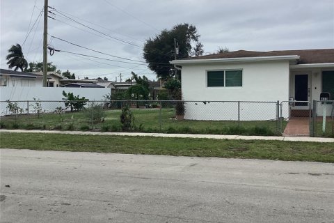 House in Hollywood, Florida 2 bedrooms, 106.19 sq.m. № 1999051 - photo 22