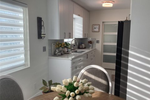 House in Hollywood, Florida 2 bedrooms, 106.19 sq.m. № 1999051 - photo 29