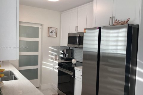 House in Hollywood, Florida 2 bedrooms, 106.19 sq.m. № 1999051 - photo 28