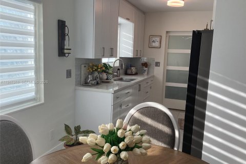 House in Hollywood, Florida 2 bedrooms, 106.19 sq.m. № 1999051 - photo 27