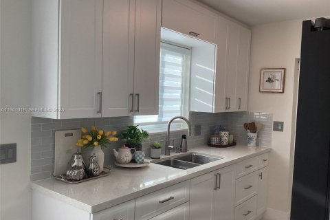 House in Hollywood, Florida 2 bedrooms, 106.19 sq.m. № 1999051 - photo 26