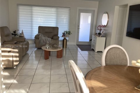 House in Hollywood, Florida 2 bedrooms, 106.19 sq.m. № 1999051 - photo 24