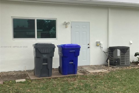 House in Hollywood, Florida 2 bedrooms, 106.19 sq.m. № 1999051 - photo 19