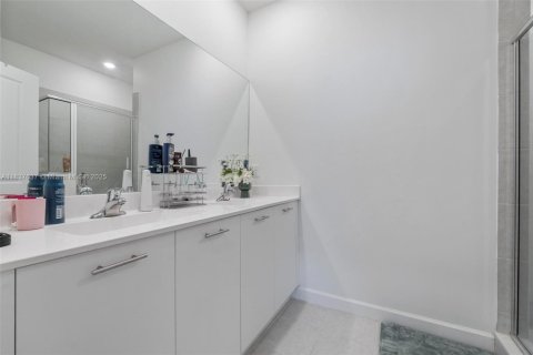 Touwnhouse à vendre à Miami, Floride: 4 chambres, 169.08 m2 № 1823649 - photo 26