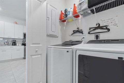 Touwnhouse à vendre à Miami, Floride: 4 chambres, 169.08 m2 № 1823649 - photo 23