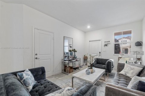 Touwnhouse à vendre à Miami, Floride: 4 chambres, 169.08 m2 № 1823649 - photo 12