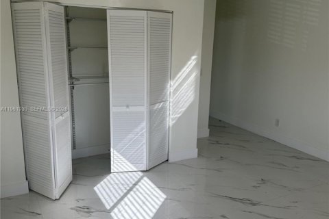 Appartement à louer à Davie, Floride: 2 chambres, 382.39 m2 № 2024216 - photo 8