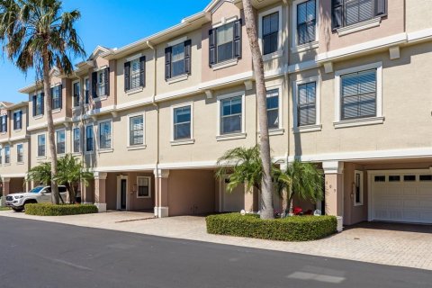 Townhouse in Dunedin, Florida 3 bedrooms, 226.22 sq.m. № 1905441 - photo 2
