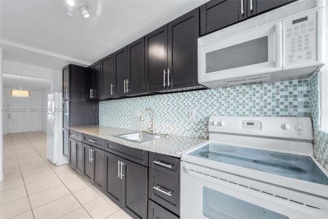 Copropriété à louer à North Miami Beach, Floride: 1 chambre, 74.32 m2 № 1976694 - photo 12