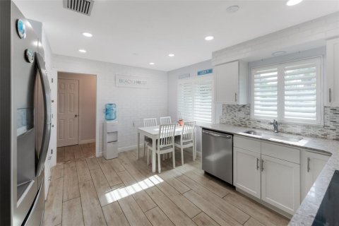 House in Dunedin, Florida 2 bedrooms, 129.78 sq.m. № 1886022 - photo 17