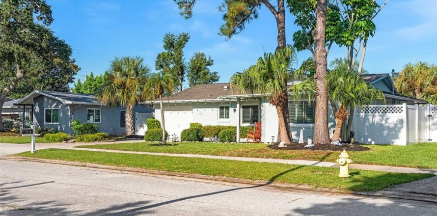 House in Dunedin, Florida 2 bedrooms, 129.78 sq.m. № 1886022