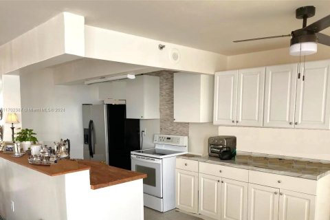 Condominio en alquiler en Sunny Isles Beach, Florida, 2 dormitorios, 122.63 m2 № 1781754 - foto 12