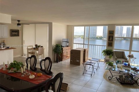 Condominio en alquiler en Sunny Isles Beach, Florida, 2 dormitorios, 122.63 m2 № 1781754 - foto 10