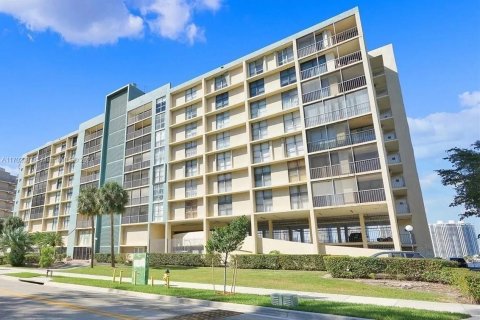 Condominio en alquiler en Sunny Isles Beach, Florida, 2 dormitorios, 122.63 m2 № 1781754 - foto 1