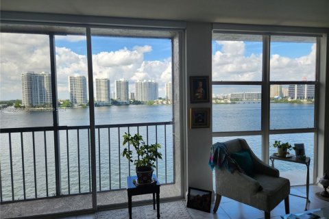 Condominio en alquiler en Sunny Isles Beach, Florida, 2 dormitorios, 122.63 m2 № 1781754 - foto 2