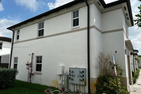 Condominio en venta en Hialeah, Florida, 2 dormitorios, 126.44 m2 № 1978024 - foto 4