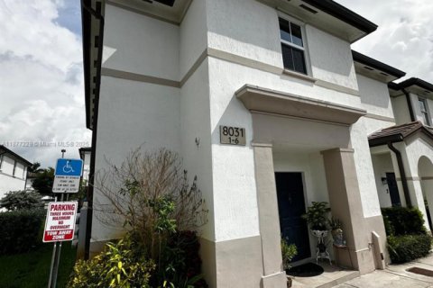 Condominio en venta en Hialeah, Florida, 2 dormitorios, 126.44 m2 № 1978024 - foto 3