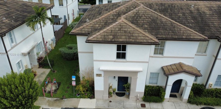 Condominio en Hialeah, Florida, 2 dormitorios  № 1978024